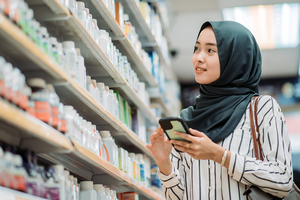 Woman shopping for nutrition supplement